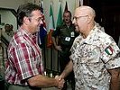 ... und dem italienischen ISAF-Kommandanten, General Mauro Del Vecchio. (Bild öffnet sich in einem neuen Fenster)