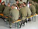 Brigadegeneral Schlenker besichtigt die Unterkünfte. (Bild öffnet sich in einem neuen Fenster)