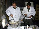 Der Nachtisch wird zubereitet: Palatschinken mit Marmelade. (Bild öffnet sich in einem neuen Fenster)
