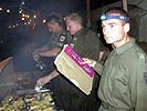 Die Offiziere von AUCON 2 am Grill. (Bild öffnet sich in einem neuen Fenster)