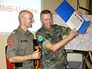 Überreichung der Belobigungsurkunde durch Brigadegeneral Manfred Schlenker. (Bild öffnet sich in einem neuen Fenster)