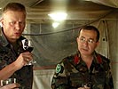 Soldaten verschiedenster Nationen geniesen österreichische Köstlichkeiten. (Bild öffnet sich in einem neuen Fenster)