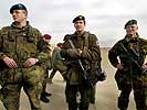 Major Nemec - Mitte - bei der Ankunft am Flugplatz Bagram
Bild: epa. (Bild öffnet sich in einem neuen Fenster)