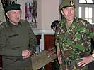 General Pleiner beim Besuch im Hauptquartier ISAF mit Generalmajor McColl. (Bild öffnet sich in einem neuen Fenster)