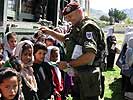 An afghanische Schüler werden dringend benötigte Schulhefte ausgegeben. (Bild öffnet sich in einem neuen Fenster)