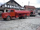 Kosovarische Wasserzisterne und österreichisches Tanklöschfahrzeug. (Bild öffnet sich in einem neuen Fenster)
