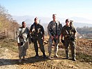 Der KPE-Soldat, r., mit US-Kameraden während eines Marsches. (Bild öffnet sich in einem neuen Fenster)
