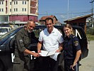 LMT-Soldat mit einer EU-Polizistin und einem Beamten der Kosovo Police. (Bild öffnet sich in einem neuen Fenster)