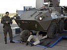 Ein Radpanzer "Pandur" wird überprüft. (Bild öffnet sich in einem neuen Fenster)