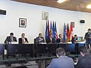 Pressekonferenz aller Spitzenkandidaten in Suharekë. (Bild öffnet sich in einem neuen Fenster)