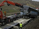 Der Bus wird wird auf das Abschleppfahrzeug gehoben. (Bild öffnet sich in einem neuen Fenster)