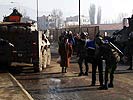 Die Soldaten halten Passanten an und durchsuchen sie. (Bild öffnet sich in einem neuen Fenster)