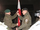 Symbolischer Akt: Die Fahnenübergabe an Oberst Schmidseder. (Bild öffnet sich in einem neuen Fenster)