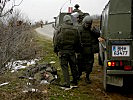 Österreichische Soldaten sperren die Straße und bergen Verletzte. (Bild öffnet sich in einem neuen Fenster)