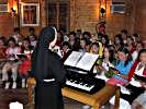 Der Kinderchor von Velezhe in der Kirche. (Bild öffnet sich in einem neuen Fenster)