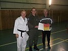 Der Dienstführende der Stabskompanie erhält seine Urkunde. (Bild öffnet sich in einem neuen Fenster)
