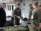 US-Botschafter William Eacho, l., besuchte die KFOR-Soldaten. (Bild öffnet sich in einem neuen Fenster)