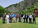 Die Besucher im Erzengelkloster in Prizren. (Bild öffnet sich in einem neuen Fenster)