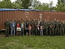 Die Soldaten des dritten Zuges mit der Familie. (Bild öffnet sich in einem neuen Fenster)