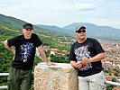 Poier und sein Manager genießen den Ausblick auf die Stadt Prizren. (Bild öffnet sich in einem neuen Fenster)