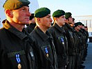 Die Soldaten mit den verliehenen Einsatzmedaillen. (Bild öffnet sich in einem neuen Fenster)