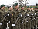 Soldaten des angetretenen Ehrenzuges während der Feier. (Bild öffnet sich in einem neuen Fenster)