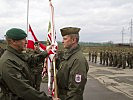 Generalmajor Heidecker übergibt das Feldzeichen an Oberstleutnant Prieler. (Bild öffnet sich in einem neuen Fenster)
