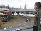 Soldaten überwachen den Baufortschritt. Im Hintergrund die alte Schule. (Bild öffnet sich in einem neuen Fenster)