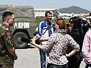 KFOR-Pressekonferenz beim Eintreffen der Soldaten. (Bild öffnet sich in einem neuen Fenster)
