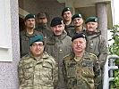 Die österreichischen Soldaten des "Liaison Monitoring Team" mit Drews. (Bild öffnet sich in einem neuen Fenster)