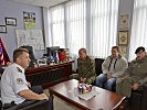 Drews mit dem Bürgermeister von Rahovec und dem Polizei-Kommandanten. (Bild öffnet sich in einem neuen Fenster)