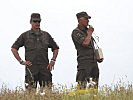 Oberleutnant Köck, l., und Vizeleutnant Poschauko beobachten das Training. (Bild öffnet sich in einem neuen Fenster)