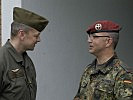 Kontingentskommandant Prieler begrüßt Bundeswehr-Oberst Matthies. (Bild öffnet sich in einem neuen Fenster)