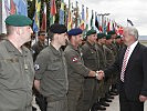 Gerhard Dörfler wird von Kärntner Soldaten begrüßt. (Bild öffnet sich in einem neuen Fenster)