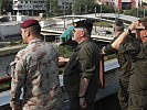 Mitrovica, im Hintergrund die Austerlitz-Brücke mit Straßensperre. (Bild öffnet sich in einem neuen Fenster)