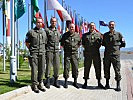 V.l.: Hofer, Prieler, Höfler, Wagner, Fronek am Flughafen Pristina. (Bild öffnet sich in einem neuen Fenster)