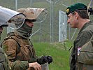 Generalleutnant Reißner im Gespräch mit einem Soldaten. (Bild öffnet sich in einem neuen Fenster)