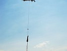 Der Maibaum aus Suvareka wird mit dem schweizer "Puma" eingeflogen. (Bild öffnet sich in einem neuen Fenster)