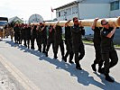 Viele Hände mussten zupacken um den Maibaum zu transportieren. (Bild öffnet sich in einem neuen Fenster)