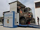 Der Motor eines Radpanzers wird begutachtet. (Bild öffnet sich in einem neuen Fenster)