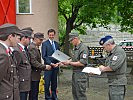 Oberst Staudacher und Oberleutnant Gabelar überreichten Dankesurkunden. (Bild öffnet sich in einem neuen Fenster)