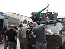 Der Motor eines Radpanzers wird begutachtet. (Bild öffnet sich in einem neuen Fenster)