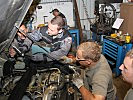 Mechaniker und Prüfteam arbeiten an den Fahrzeugen. (Bild öffnet sich in einem neuen Fenster)