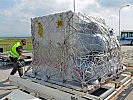Gefreiter Manns beim Verpacken der Flugladung. (Bild öffnet sich in einem neuen Fenster)