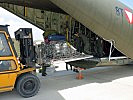 Die C-130 "Hercules" fliegt Soldaten und Abschubgerät aus. (Bild öffnet sich in einem neuen Fenster)