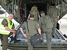 Nach der Sicherheitskontrolle werden die Soldaten zum Flugzeug gebracht. (Bild öffnet sich in einem neuen Fenster)