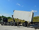 Umladen eines Containers vom Anhänger auf das Zugfahrzeug. (Bild öffnet sich in einem neuen Fenster)