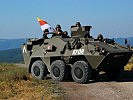 Landeshauptmann Kaiser am "Pandur", bei einer Fahrt auf den Berg Golesh. (Bild öffnet sich in einem neuen Fenster)