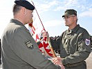Brigadier Platzer, l., übergibt das Feldzeichen an Oberstleutnant Kohlweg. (Bild öffnet sich in einem neuen Fenster)