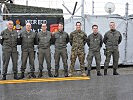 Oberstleutnant Grass, l., und sein Team mit einem Schweizer Kameraden. (Bild öffnet sich in einem neuen Fenster)